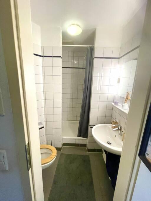 - Chilliges Zimmer In Dusseldorf Mit Balkon & Kuche; Big Tv And Bed - Extérieur photo